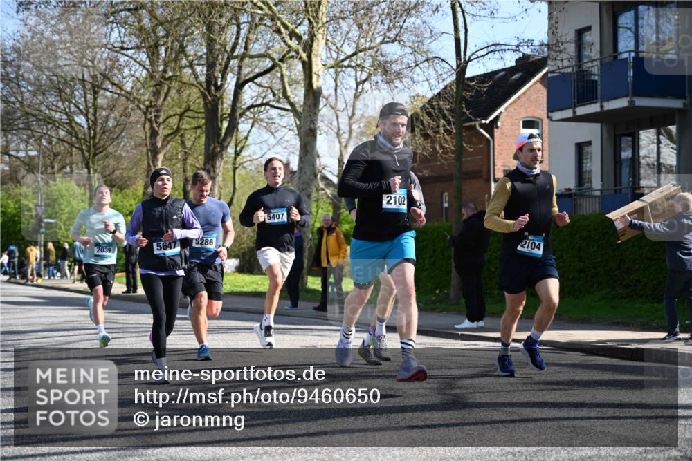 12.04.2026 - 45. Internationalen Wilhelmsburger Insellauf J. Mangold http://msf.ph/oto/9460650 12.04.2026 10:43:16 Ziel 3227, 4974, 5705, 2189, 5697, 2813, 4931, 3565, 5337, 2102, 2656, 2104, 5407, 5286, 2039, 3486, 3486, 4428, 3022, 4349, 2065, 3345, 2073 meine-sportfotos.de