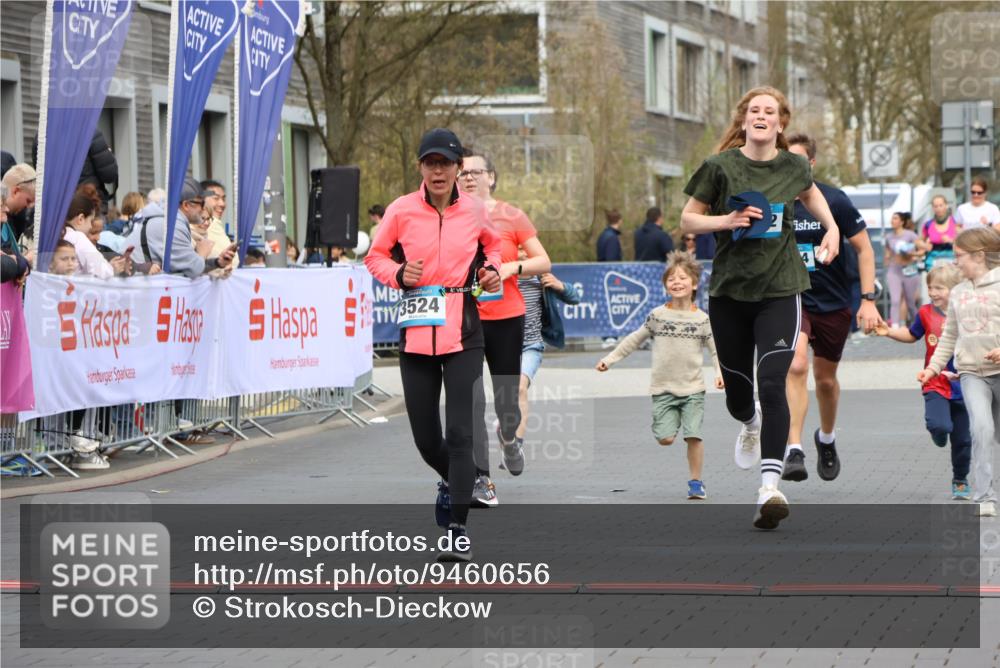 12.04.2026 - 45. Internationalen Wilhelmsburger Insellauf Strokosch-Dieckow http://msf.ph/oto/9460656 12.04.2026 13:19:13 Ziel 3524, 2572, 3587, 4734 meine-sportfotos.de