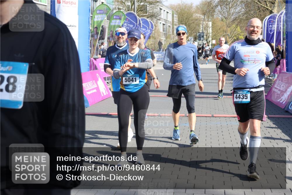 12.04.2026 - 45. Internationalen Wilhelmsburger Insellauf Strokosch-Dieckow http://msf.ph/oto/9460844 12.04.2026 10:50:44 Ziel 5033, 4435, 2720, 3234, 3855 meine-sportfotos.de