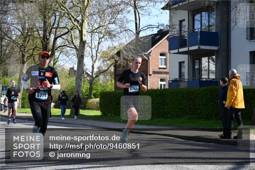 12.04.2026 - 45. Internationalen Wilhelmsburger Insellauf J. Mangold http://msf.ph/oto/9460851 12.04.2026 10:44:17 Ziel 3356, 5766, 5775, 3662, 2911, 4934, 2940, 4815, 4758, 5009, 4906, 5805, 2920, 2920, 3173, 2190, 4914, 5341, 5435, 5563, 2075 meine-sportfotos.de