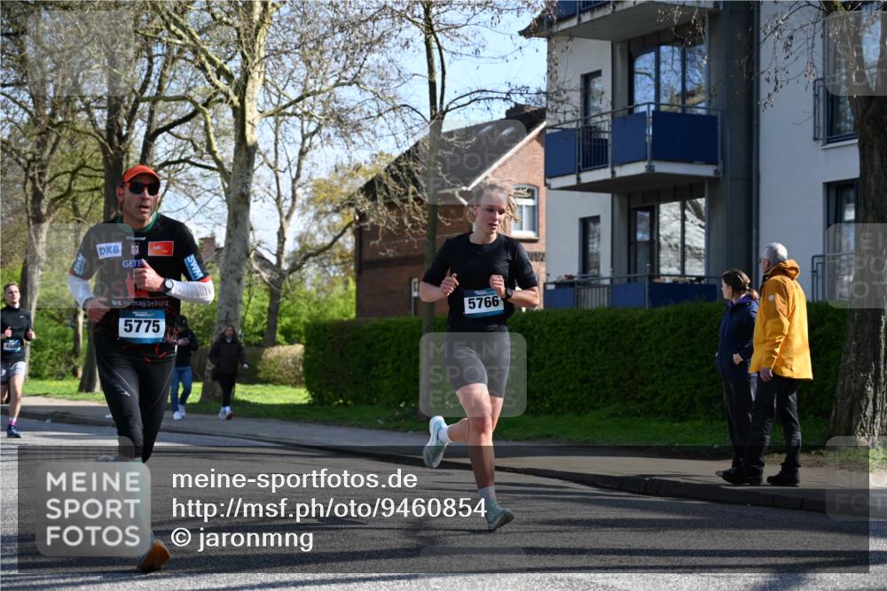 12.04.2026 - 45. Internationalen Wilhelmsburger Insellauf J. Mangold http://msf.ph/oto/9460854 12.04.2026 10:44:17 Ziel 3356, 5766, 5775, 3662, 2911, 4934, 2940, 4815, 4758, 5009, 4906, 5805, 2920, 2920, 3173, 2190, 4914, 5341, 5435, 5563, 2075 meine-sportfotos.de