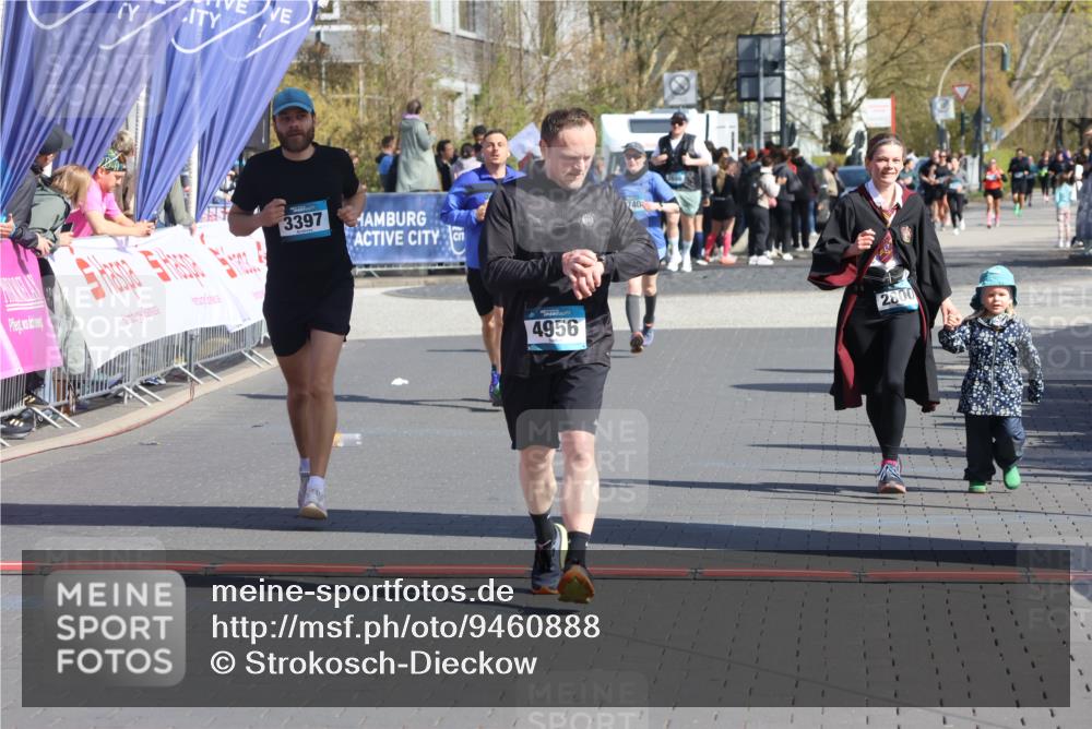 12.04.2026 - 45. Internationalen Wilhelmsburger Insellauf Strokosch-Dieckow http://msf.ph/oto/9460888 12.04.2026 11:08:34 Ziel 4956, 3397, 2800 meine-sportfotos.de