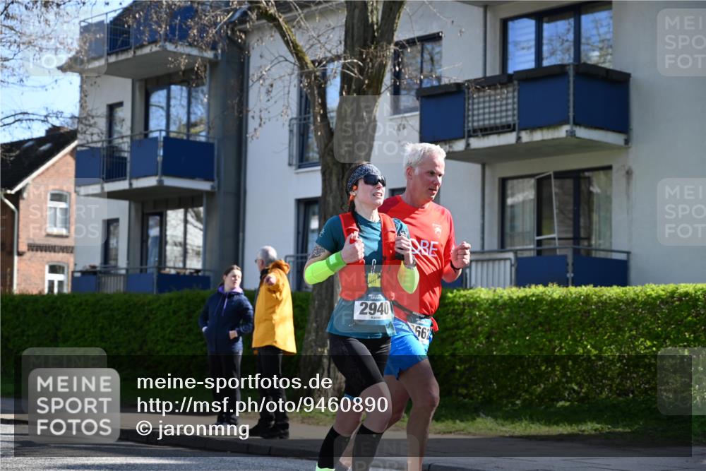 12.04.2026 - 45. Internationalen Wilhelmsburger Insellauf J. Mangold http://msf.ph/oto/9460890 12.04.2026 10:44:24 Ziel 5766, 5775, 3662, 2911, 4934, 2940, 4815, 4758, 5009, 4906, 5805, 5805, 2920, 3173, 2190, 4914, 4914, 5341, 5435, 5563, 2075, 2810, 3408, 4739, 3416 meine-sportfotos.de