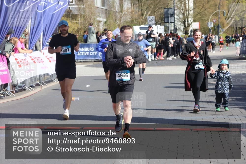 12.04.2026 - 45. Internationalen Wilhelmsburger Insellauf Strokosch-Dieckow http://msf.ph/oto/9460893 12.04.2026 11:08:34 Ziel 4956, 3397, 2800 meine-sportfotos.de