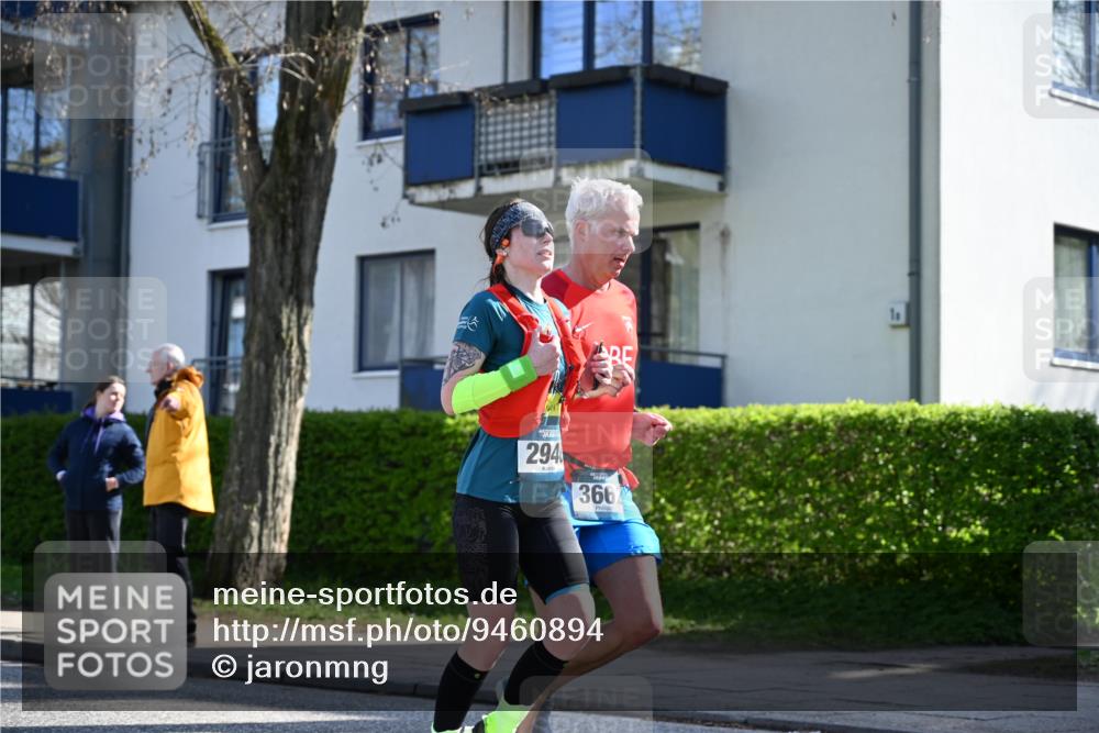 12.04.2026 - 45. Internationalen Wilhelmsburger Insellauf J. Mangold http://msf.ph/oto/9460894 12.04.2026 10:44:24 Ziel 5766, 5775, 3662, 2911, 4934, 2940, 4815, 4758, 5009, 4906, 5805, 5805, 2920, 3173, 2190, 4914, 4914, 5341, 5435, 5563, 2075, 2810, 3408, 4739, 3416 meine-sportfotos.de