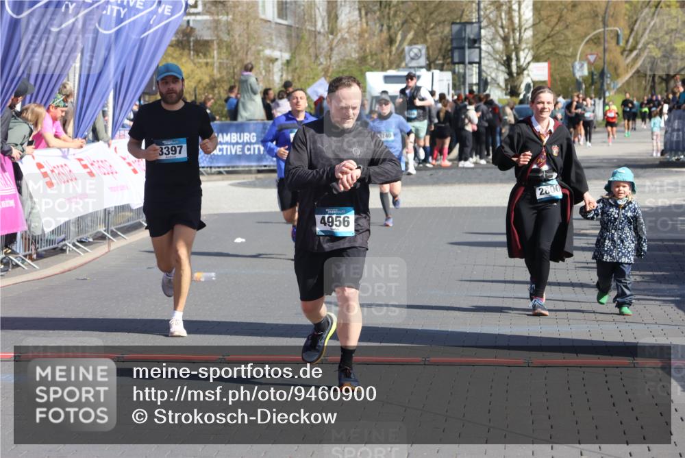 12.04.2026 - 45. Internationalen Wilhelmsburger Insellauf Strokosch-Dieckow http://msf.ph/oto/9460900 12.04.2026 11:08:34 Ziel 4956, 3397, 2800 meine-sportfotos.de