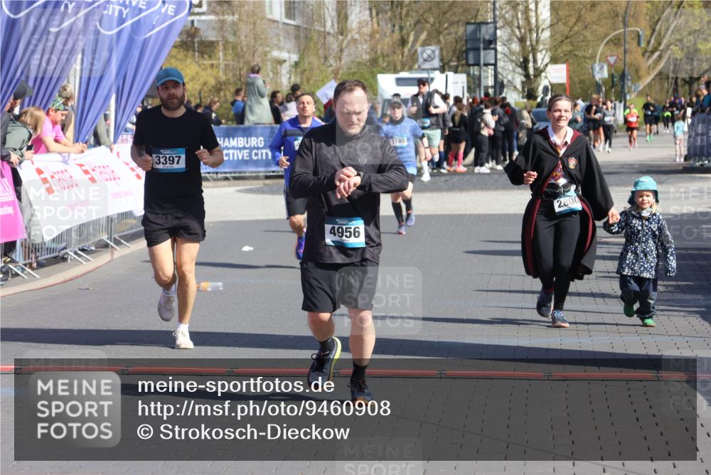12.04.2026 - 45. Internationalen Wilhelmsburger Insellauf Strokosch-Dieckow http://msf.ph/oto/9460908 12.04.2026 11:08:34 Ziel 4956, 3397, 2800 meine-sportfotos.de