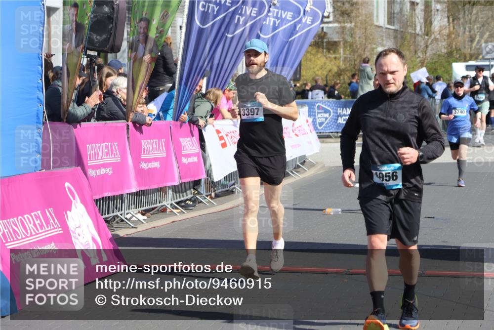12.04.2026 - 45. Internationalen Wilhelmsburger Insellauf Strokosch-Dieckow http://msf.ph/oto/9460915 12.04.2026 11:08:35 Ziel 4956, 3397, 2800, 4977 meine-sportfotos.de