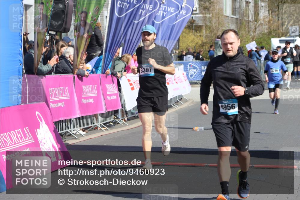 12.04.2026 - 45. Internationalen Wilhelmsburger Insellauf Strokosch-Dieckow http://msf.ph/oto/9460923 12.04.2026 11:08:35 Ziel 4956, 3397, 2800, 4977 meine-sportfotos.de