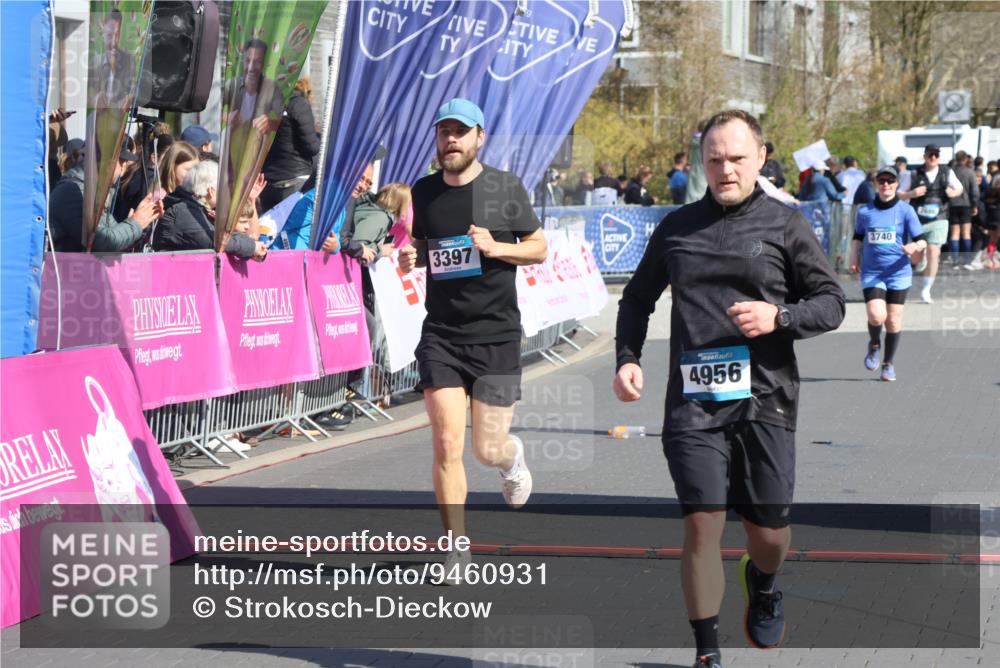 12.04.2026 - 45. Internationalen Wilhelmsburger Insellauf Strokosch-Dieckow http://msf.ph/oto/9460931 12.04.2026 11:08:35 Ziel 4956, 3397, 2800, 4977 meine-sportfotos.de