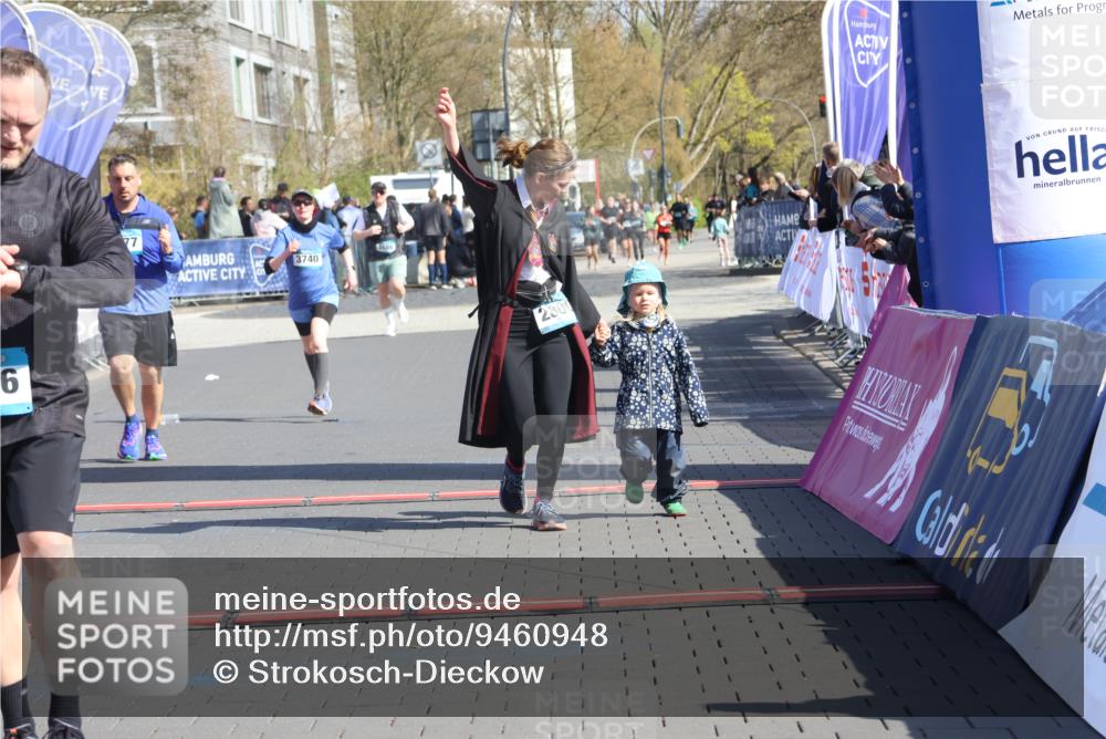 12.04.2026 - 45. Internationalen Wilhelmsburger Insellauf Strokosch-Dieckow http://msf.ph/oto/9460948 12.04.2026 11:08:37 Ziel 4956, 3397, 2800, 4977, 3740 meine-sportfotos.de