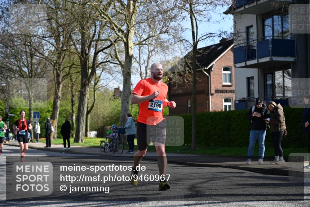 12.04.2026 - 45. Internationalen Wilhelmsburger Insellauf J. Mangold http://msf.ph/oto/9460967 12.04.2026 10:44:48 Ziel 5805, 2920, 3173, 2190, 4914, 5341, 5435, 5563, 2075, 2810, 3408, 4739, 3416, 2899, 4785, 3566, 5037, 5046, 3747, 3054, 2376, 2376, 2300, 3334, 4958, 3500, 4928, 4333, 2301, 2995 meine-sportfotos.de