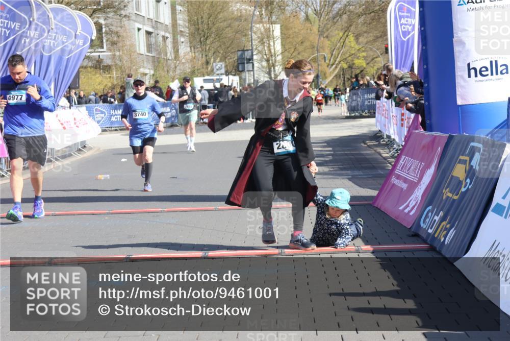 12.04.2026 - 45. Internationalen Wilhelmsburger Insellauf Strokosch-Dieckow http://msf.ph/oto/9461001 12.04.2026 11:08:38 Ziel 4956, 3397, 2800, 4977, 3740 meine-sportfotos.de