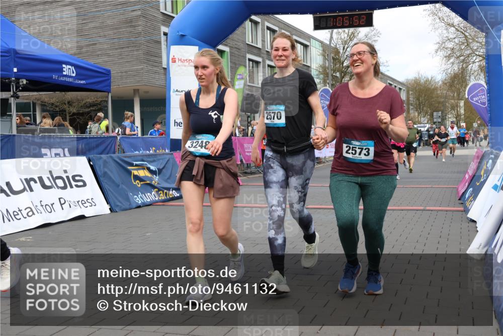 12.04.2026 - 45. Internationalen Wilhelmsburger Insellauf Strokosch-Dieckow http://msf.ph/oto/9461132 12.04.2026 13:18:52 Ziel 3248, 2570, 2573, 3277, 3828, 4948, 5488 meine-sportfotos.de