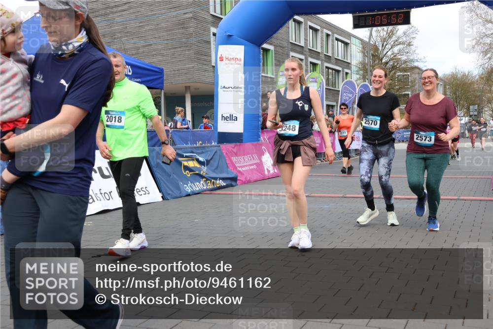 12.04.2026 - 45. Internationalen Wilhelmsburger Insellauf Strokosch-Dieckow http://msf.ph/oto/9461162 12.04.2026 13:18:51 Ziel 2961, 3248, 2570, 2573, 3277, 3828, 4948, 5488 meine-sportfotos.de