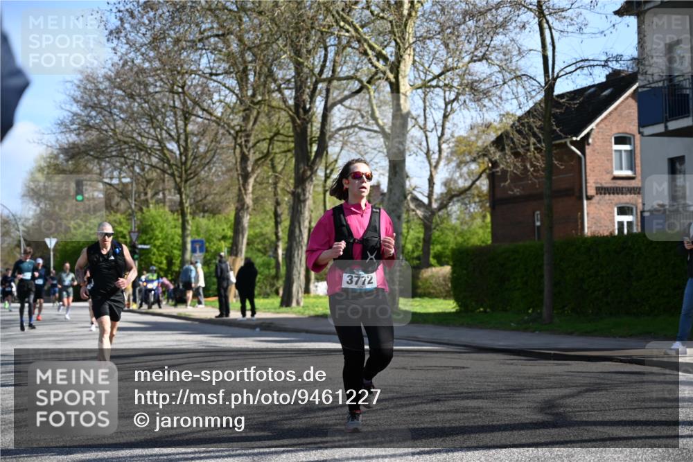 12.04.2026 - 45. Internationalen Wilhelmsburger Insellauf J. Mangold http://msf.ph/oto/9461227 12.04.2026 10:45:28 Ziel 2300, 3334, 4958, 3500, 4928, 4333, 2301, 2995, 2134, 3369, 4635, 3772, 3337, 3680, 5325, 3653, 4139, 4531, 5694, 2216, 3430, 2216, 3430, 5594, 4481, 4682, 5664, 3172, 2691, 3256, 3848, 3849, 5690, 4182, 2460, 2706, 4357, 3952 meine-sportfotos.de