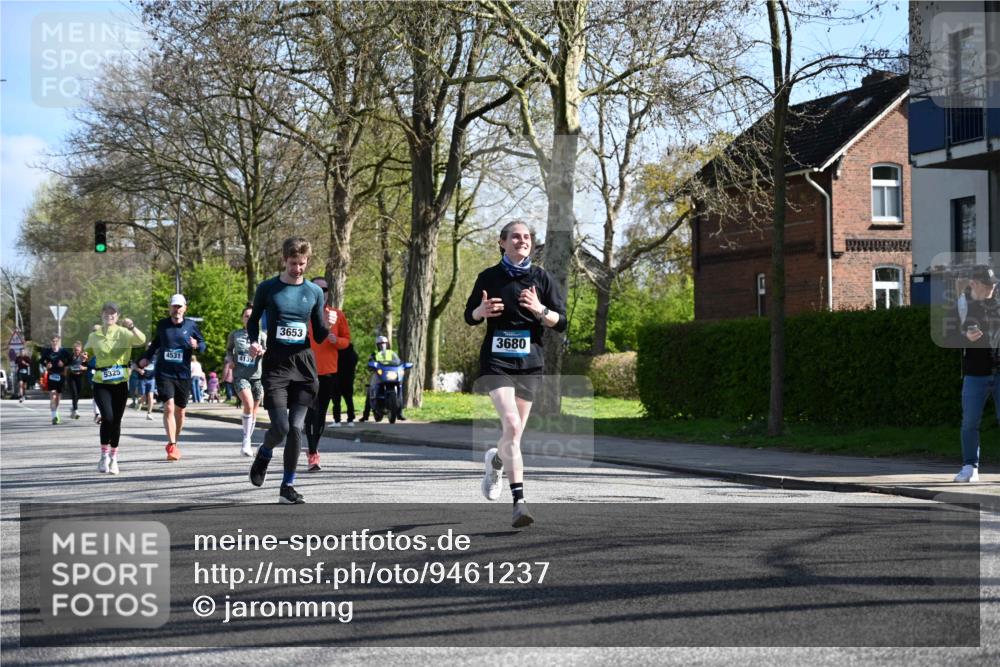 12.04.2026 - 45. Internationalen Wilhelmsburger Insellauf J. Mangold http://msf.ph/oto/9461237 12.04.2026 10:45:34 Ziel 4928, 4333, 2301, 2995, 2134, 3369, 4635, 3772, 3337, 3680, 5325, 3653, 4139, 4531, 5694, 2216, 3430, 5594, 4481, 4682, 5664, 3172, 2691, 3256, 3848, 3849, 5690, 4182, 4182, 2460, 2706, 4357, 3952 meine-sportfotos.de