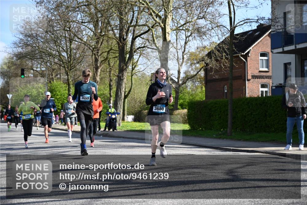 12.04.2026 - 45. Internationalen Wilhelmsburger Insellauf J. Mangold http://msf.ph/oto/9461239 12.04.2026 10:45:34 Ziel 4928, 4333, 2301, 2995, 2134, 3369, 4635, 3772, 3337, 3680, 5325, 3653, 4139, 4531, 5694, 2216, 3430, 5594, 4481, 4682, 5664, 3172, 2691, 3256, 3848, 3849, 5690, 4182, 4182, 2460, 2706, 4357, 3952 meine-sportfotos.de