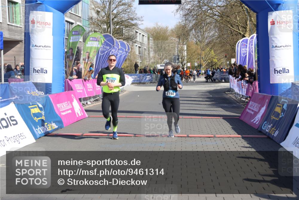 12.04.2026 - 45. Internationalen Wilhelmsburger Insellauf Strokosch-Dieckow http://msf.ph/oto/9461314 12.04.2026 10:51:09 Ziel 2198, 2197 meine-sportfotos.de