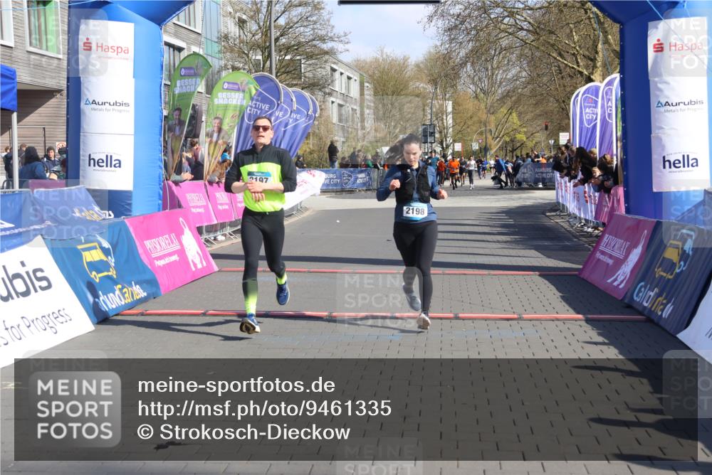 12.04.2026 - 45. Internationalen Wilhelmsburger Insellauf Strokosch-Dieckow http://msf.ph/oto/9461335 12.04.2026 10:51:09 Ziel 2198, 2197 meine-sportfotos.de