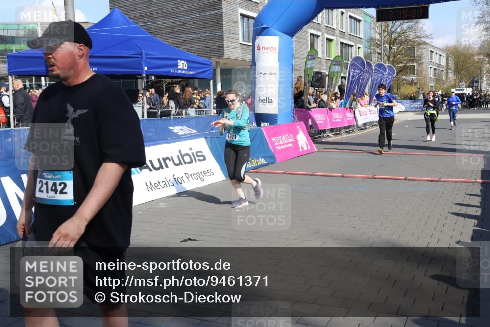12.04.2026 - 45. Internationalen Wilhelmsburger Insellauf Strokosch-Dieckow http://msf.ph/oto/9461371 12.04.2026 11:09:19 Ziel 4371, 3748, 3701 meine-sportfotos.de