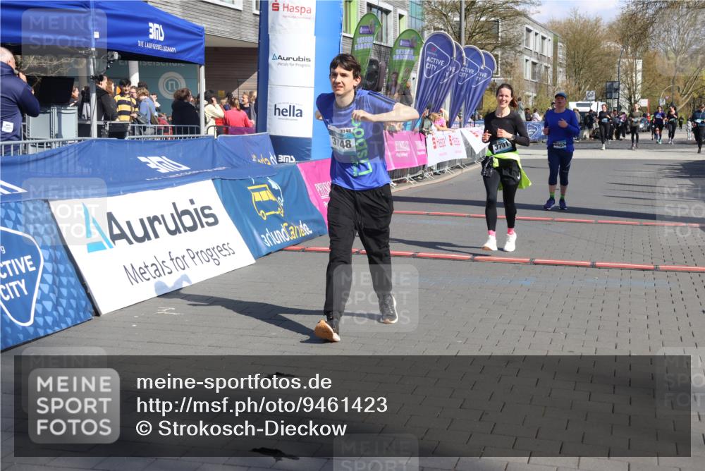 12.04.2026 - 45. Internationalen Wilhelmsburger Insellauf Strokosch-Dieckow http://msf.ph/oto/9461423 12.04.2026 11:09:23 Ziel 3748, 3701, 2050 meine-sportfotos.de