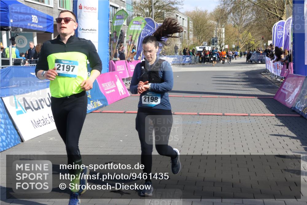 12.04.2026 - 45. Internationalen Wilhelmsburger Insellauf Strokosch-Dieckow http://msf.ph/oto/9461435 12.04.2026 10:51:11 Ziel 2198, 2197 meine-sportfotos.de