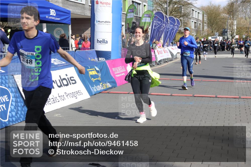12.04.2026 - 45. Internationalen Wilhelmsburger Insellauf Strokosch-Dieckow http://msf.ph/oto/9461458 12.04.2026 11:09:24 Ziel 3748, 3701, 2050 meine-sportfotos.de