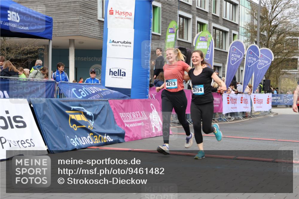 12.04.2026 - 45. Internationalen Wilhelmsburger Insellauf Strokosch-Dieckow http://msf.ph/oto/9461482 12.04.2026 13:18:38 Ziel 3879, 3630, 5714, 4213, 2516, 2517, 4031 meine-sportfotos.de