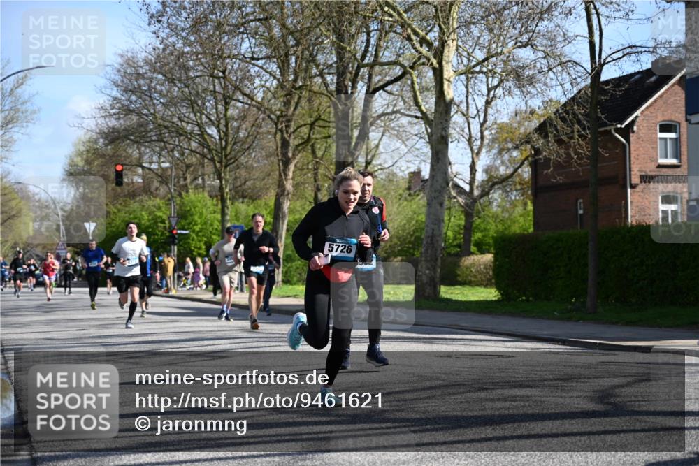 12.04.2026 - 45. Internationalen Wilhelmsburger Insellauf J. Mangold http://msf.ph/oto/9461621 12.04.2026 10:46:32 Ziel 3635, 4762, 5466, 2596, 3008, 4631, 2841, 5726, 5562, 3484, 4331, 3553, 3713, 3860, 5538, 4706, 4700, 5803, 2206, 5421, 5626, 3493, 3494, 3010, 3854, 2393, 2845, 3332, 3349, 4297, 3830, 3098, 5445, 4992, 3450, 5054 meine-sportfotos.de