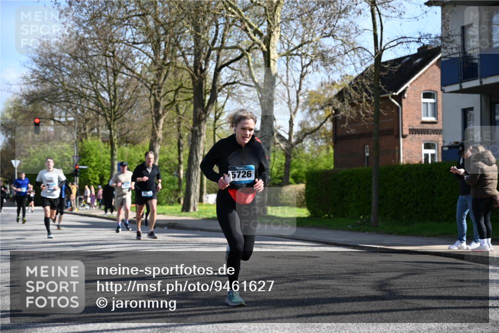 12.04.2026 - 45. Internationalen Wilhelmsburger Insellauf J. Mangold http://msf.ph/oto/9461627 12.04.2026 10:46:32 Ziel 3635, 4762, 5466, 2596, 3008, 4631, 2841, 5726, 5562, 3484, 4331, 3553, 3713, 3860, 5538, 4706, 4700, 5803, 2206, 5421, 5626, 3493, 3494, 3010, 3854, 2393, 2845, 3332, 3349, 4297, 3830, 3098, 5445, 4992, 3450, 5054 meine-sportfotos.de