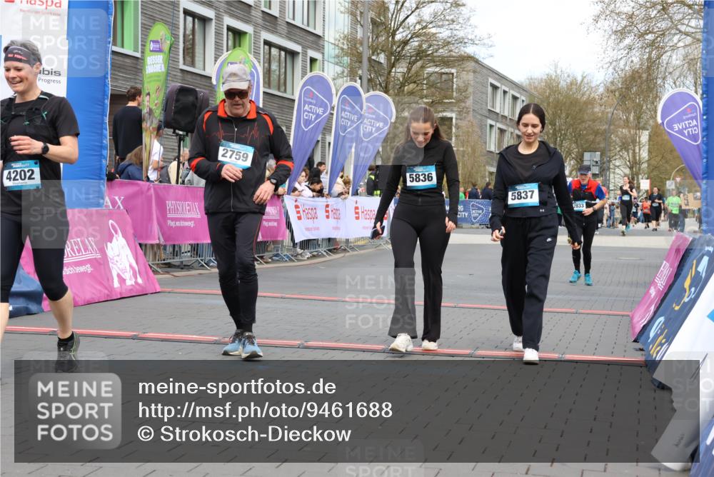 12.04.2026 - 45. Internationalen Wilhelmsburger Insellauf Strokosch-Dieckow http://msf.ph/oto/9461688 12.04.2026 13:18:28 Ziel 4203, 4202, 5836, 2759, 4487, 2833 meine-sportfotos.de
