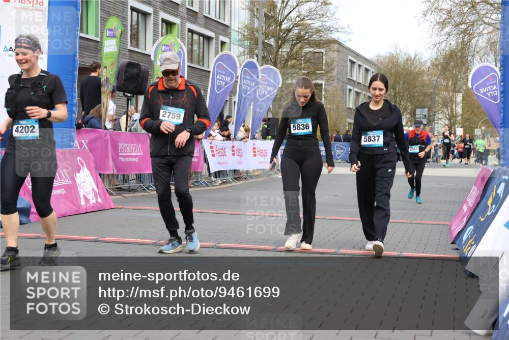 12.04.2026 - 45. Internationalen Wilhelmsburger Insellauf Strokosch-Dieckow http://msf.ph/oto/9461699 12.04.2026 13:18:28 Ziel 4203, 4202, 5836, 2759, 4487, 2833 meine-sportfotos.de