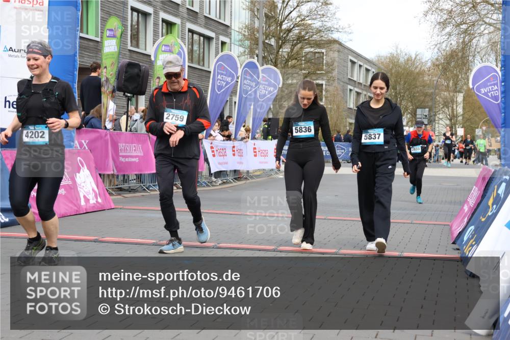 12.04.2026 - 45. Internationalen Wilhelmsburger Insellauf Strokosch-Dieckow http://msf.ph/oto/9461706 12.04.2026 13:18:28 Ziel 4203, 4202, 5836, 2759, 4487, 2833 meine-sportfotos.de