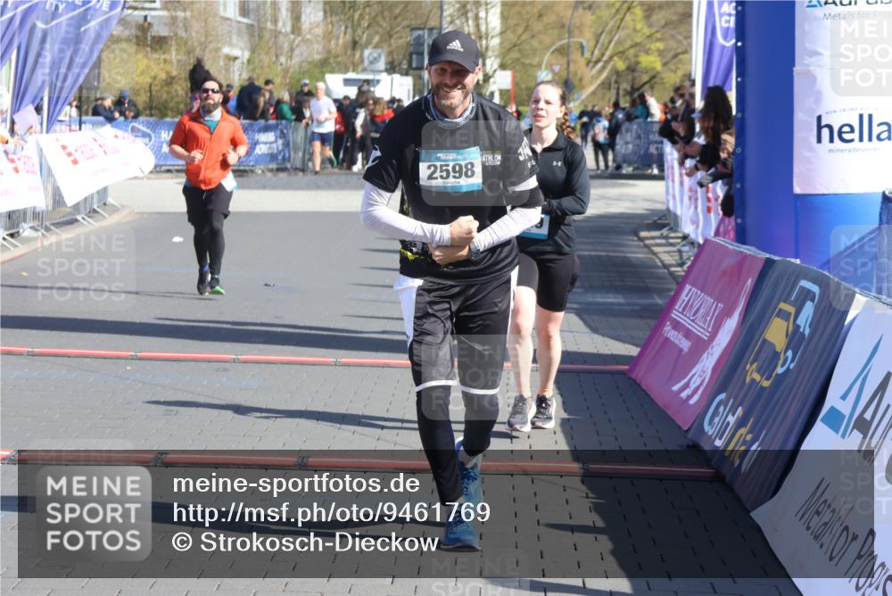 12.04.2026 - 45. Internationalen Wilhelmsburger Insellauf Strokosch-Dieckow http://msf.ph/oto/9461769 12.04.2026 10:51:45 Ziel 3996, 5608, 2598, 3049, 4263, 5769 meine-sportfotos.de