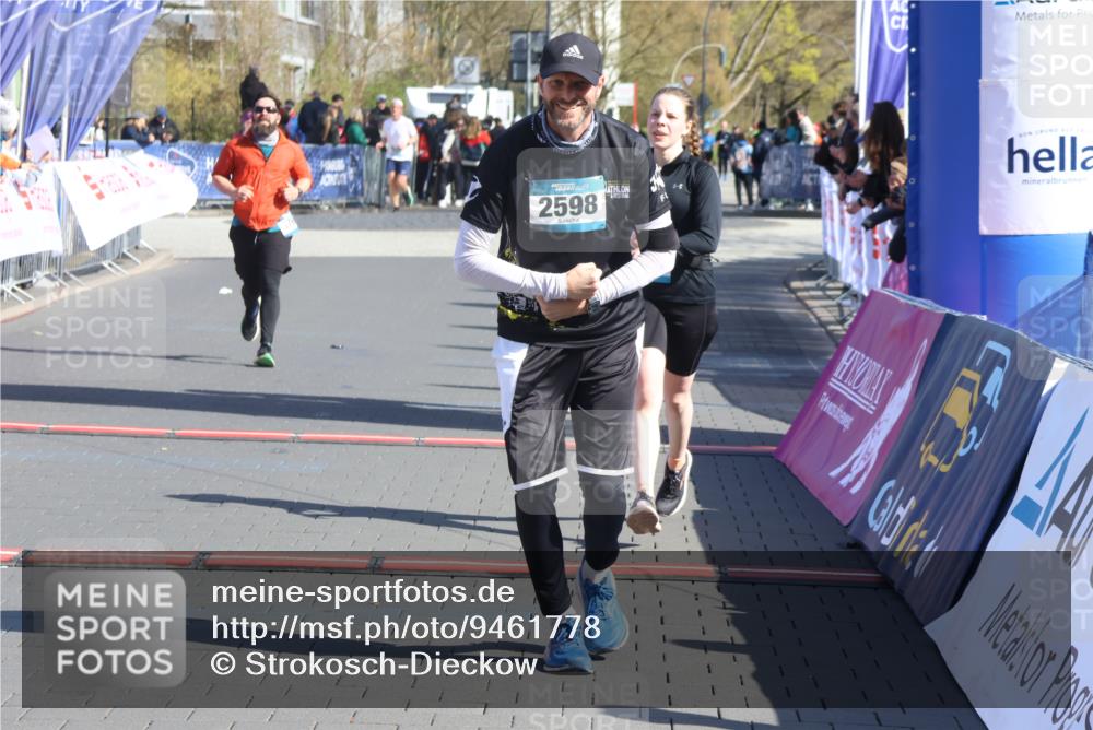 12.04.2026 - 45. Internationalen Wilhelmsburger Insellauf Strokosch-Dieckow http://msf.ph/oto/9461778 12.04.2026 10:51:45 Ziel 3996, 5608, 2598, 3049, 4263, 5769 meine-sportfotos.de