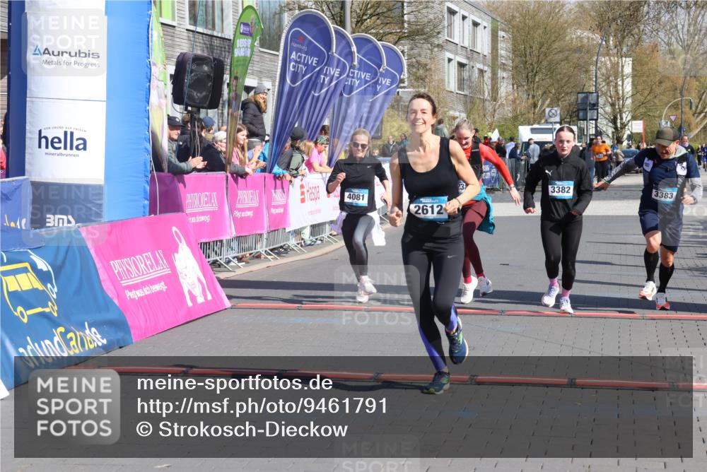 12.04.2026 - 45. Internationalen Wilhelmsburger Insellauf Strokosch-Dieckow http://msf.ph/oto/9461791 12.04.2026 11:09:55 Ziel 2612, 3382, 4081, 3383, 2238 meine-sportfotos.de