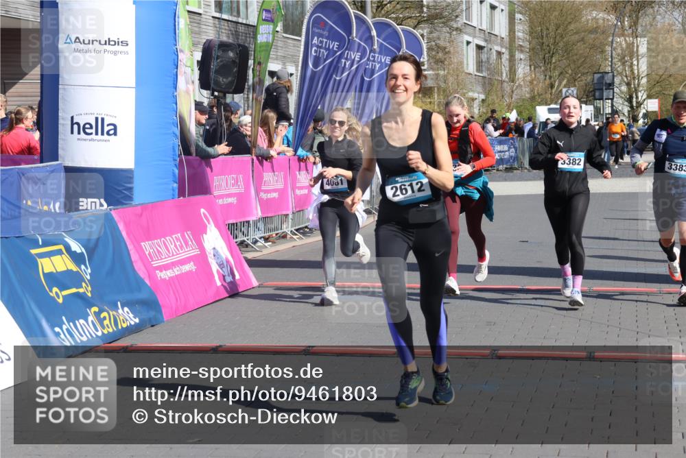 12.04.2026 - 45. Internationalen Wilhelmsburger Insellauf Strokosch-Dieckow http://msf.ph/oto/9461803 12.04.2026 11:09:56 Ziel 2612, 3382, 4081, 3383, 2238 meine-sportfotos.de