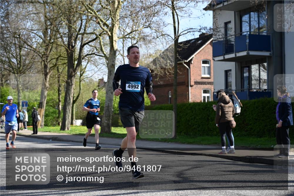 12.04.2026 - 45. Internationalen Wilhelmsburger Insellauf J. Mangold http://msf.ph/oto/9461807 12.04.2026 10:47:05 Ziel 3332, 3349, 4297, 3830, 3098, 5445, 4992, 3450, 5054, 2358, 4932, 4402, 4367, 4181, 5272, 3174, 4360, 4539 meine-sportfotos.de