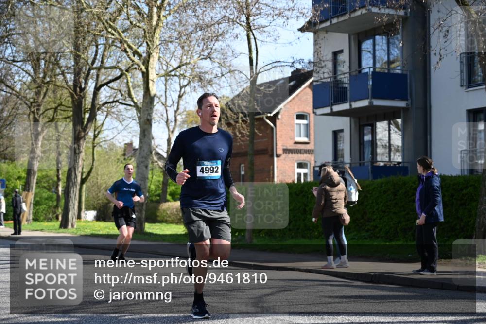 12.04.2026 - 45. Internationalen Wilhelmsburger Insellauf J. Mangold http://msf.ph/oto/9461810 12.04.2026 10:47:05 Ziel 3332, 3349, 4297, 3830, 3098, 5445, 4992, 3450, 5054, 2358, 4932, 4402, 4367, 4181, 5272, 3174, 4360, 4539 meine-sportfotos.de
