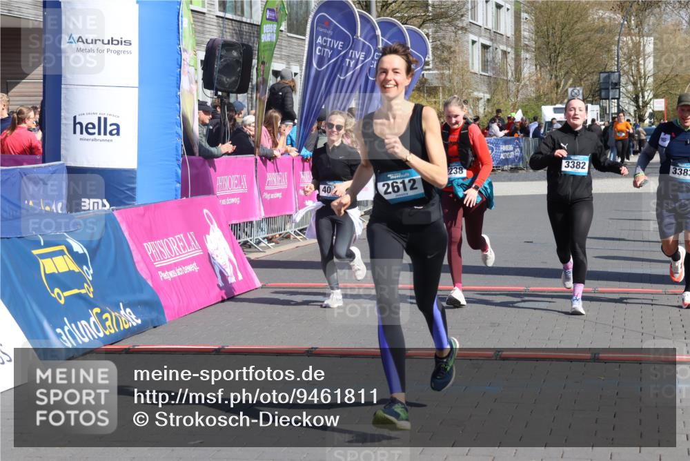 12.04.2026 - 45. Internationalen Wilhelmsburger Insellauf Strokosch-Dieckow http://msf.ph/oto/9461811 12.04.2026 11:09:56 Ziel 2612, 3382, 4081, 3383, 2238 meine-sportfotos.de