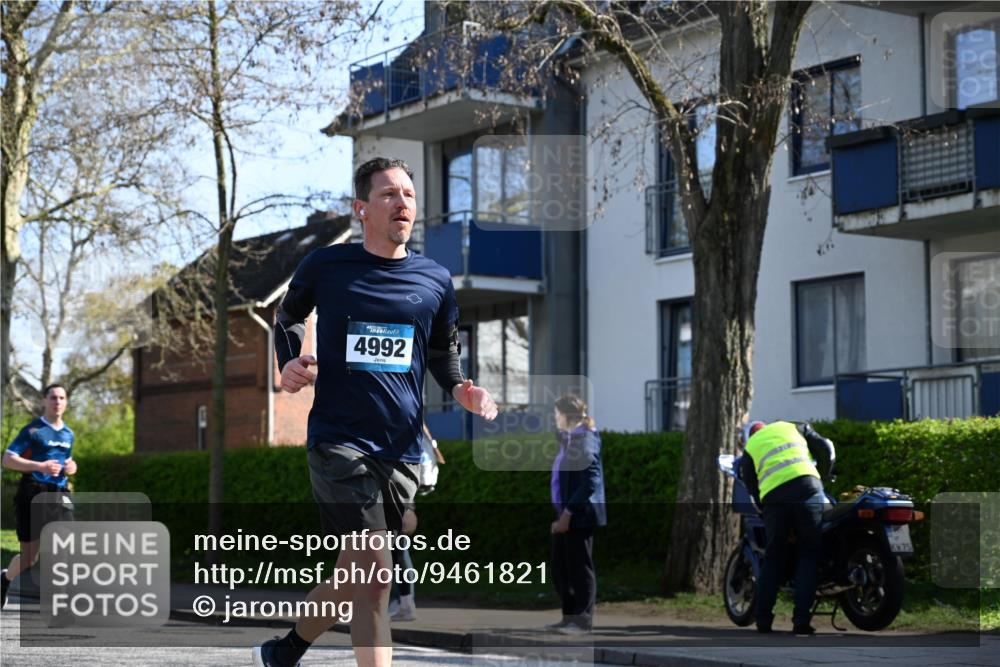 12.04.2026 - 45. Internationalen Wilhelmsburger Insellauf J. Mangold http://msf.ph/oto/9461821 12.04.2026 10:47:06 Ziel 4297, 3830, 3098, 5445, 4992, 3450, 5054, 2358, 4932, 4402, 4367, 4181, 5272, 3174, 4360, 4539, 3762 meine-sportfotos.de