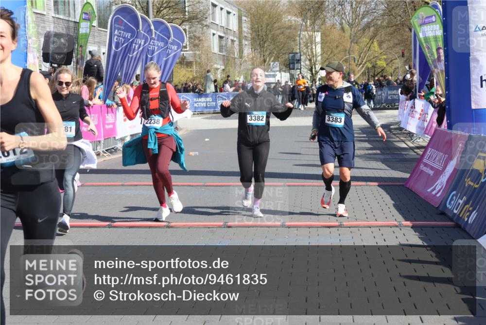 12.04.2026 - 45. Internationalen Wilhelmsburger Insellauf Strokosch-Dieckow http://msf.ph/oto/9461835 12.04.2026 11:09:57 Ziel 2612, 3382, 4081, 3383, 2238 meine-sportfotos.de