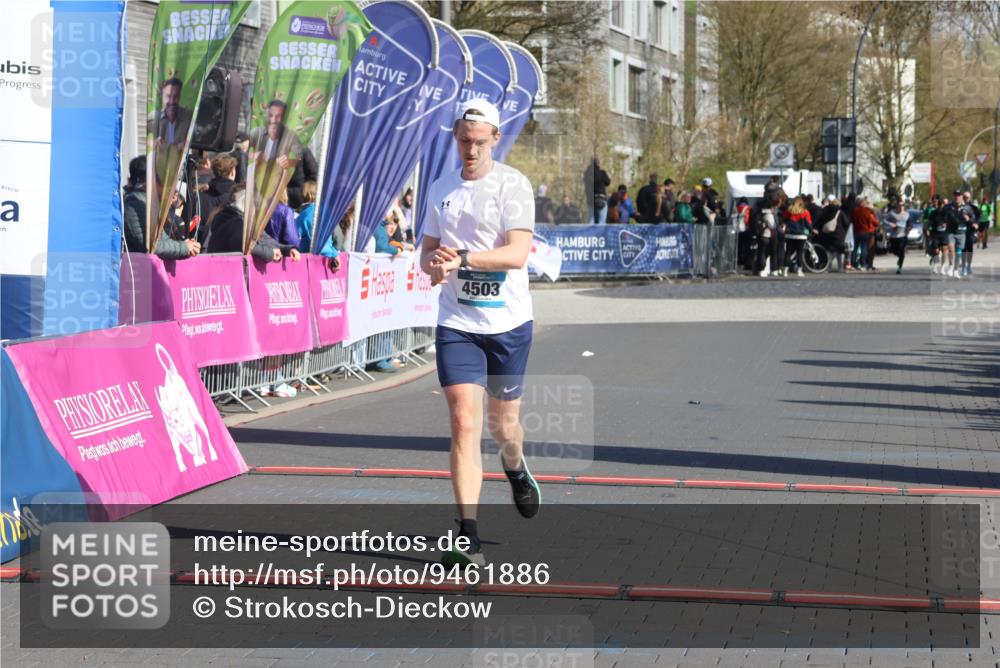 12.04.2026 - 45. Internationalen Wilhelmsburger Insellauf Strokosch-Dieckow http://msf.ph/oto/9461886 12.04.2026 10:51:57 Ziel 3572, 4503 meine-sportfotos.de