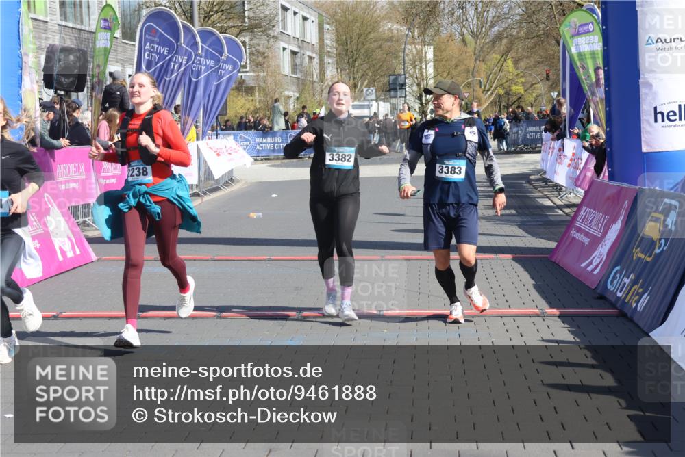 12.04.2026 - 45. Internationalen Wilhelmsburger Insellauf Strokosch-Dieckow http://msf.ph/oto/9461888 12.04.2026 11:09:57 Ziel 2612, 3382, 4081, 3383, 2238 meine-sportfotos.de