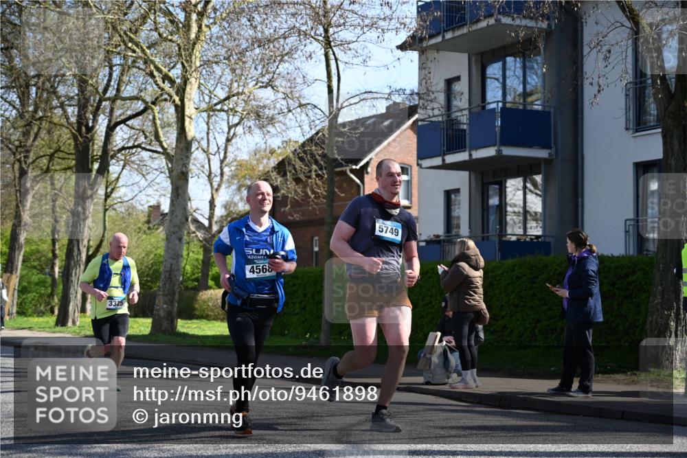 12.04.2026 - 45. Internationalen Wilhelmsburger Insellauf J. Mangold http://msf.ph/oto/9461898 12.04.2026 10:47:44 Ziel 4402, 4367, 4181, 5272, 3174, 4360, 4539, 3762, 4568, 3325, 5749, 2784, 4834, 4330, 3311, 2809, 4415, 4681, 2373, 2384, 2442, 3631, 5578, 3414, 3307, 4882, 2053, 4563, 4866, 2438, 3513, 2854, 2887, 3103, 4424 meine-sportfotos.de