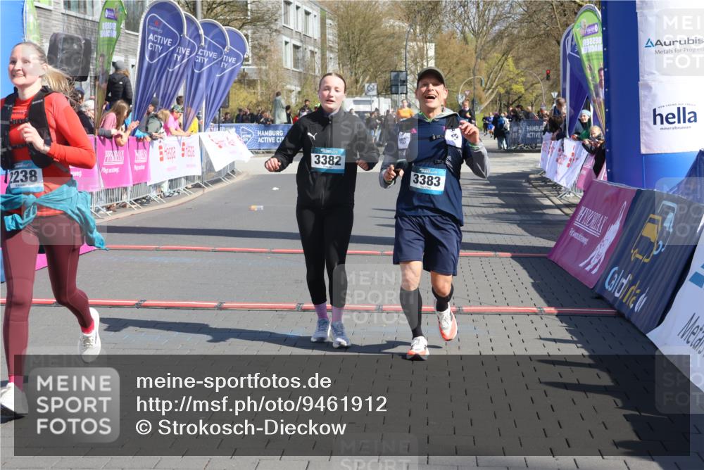 12.04.2026 - 45. Internationalen Wilhelmsburger Insellauf Strokosch-Dieckow http://msf.ph/oto/9461912 12.04.2026 11:09:58 Ziel 2612, 3382, 4081, 3383, 2238 meine-sportfotos.de