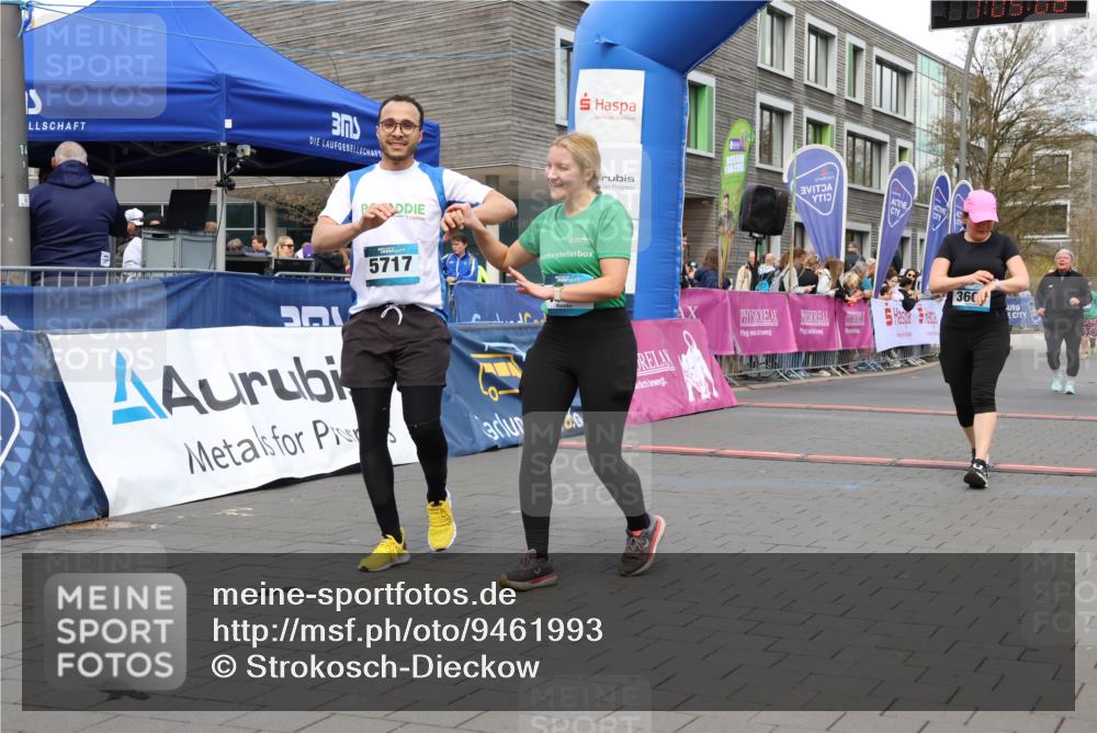 12.04.2026 - 45. Internationalen Wilhelmsburger Insellauf Strokosch-Dieckow http://msf.ph/oto/9461993 12.04.2026 13:18:08 Ziel 5717, 4804, 3604, 2125, 2520 meine-sportfotos.de