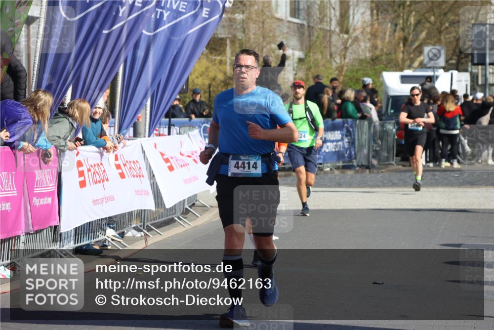 12.04.2026 - 45. Internationalen Wilhelmsburger Insellauf Strokosch-Dieckow http://msf.ph/oto/9462163 12.04.2026 10:52:20 Ziel 4414, 5671 meine-sportfotos.de