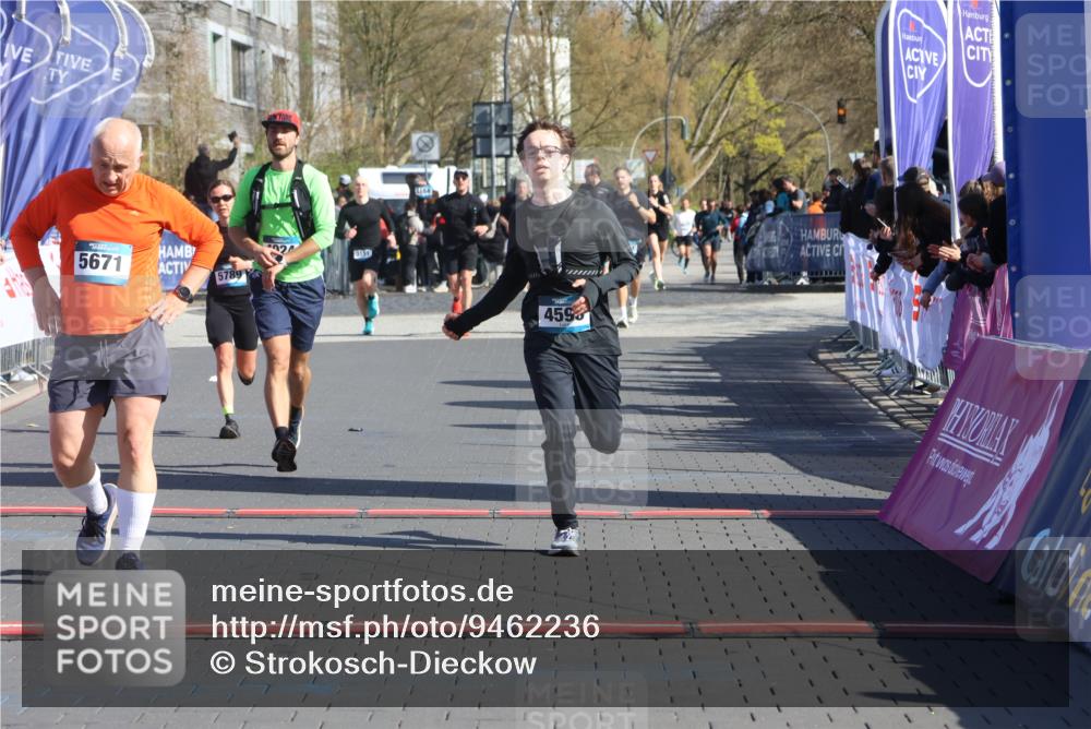 12.04.2026 - 45. Internationalen Wilhelmsburger Insellauf Strokosch-Dieckow http://msf.ph/oto/9462236 12.04.2026 10:52:25 Ziel 4414, 5671, 4596, 4024, 5789 meine-sportfotos.de